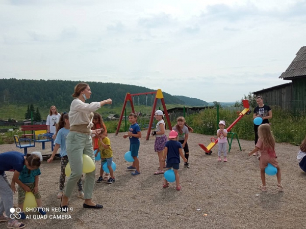  В деревне Карлук Иркутского района открыли новую детскую площадку 